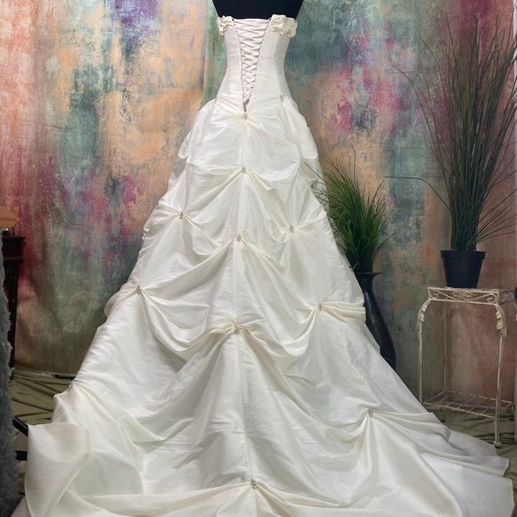 📌 Maggie Sottero Stunning Wedding dress w/ train - Picture 3 of 16